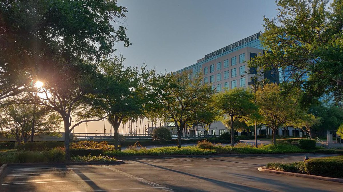 FieldstoneLS's tweet photo. No fools here, we love what we do! 💯
Franklin Templeton has views for days, what a great way to start the week! 😍
.
.
#FieldstoneStrong #FieldstoneLandscapeServices #OneTeamOneDream #Landscaping #CommercialLandscaping #AprilFoolsDay https://t.co/JPMXAV3DQI