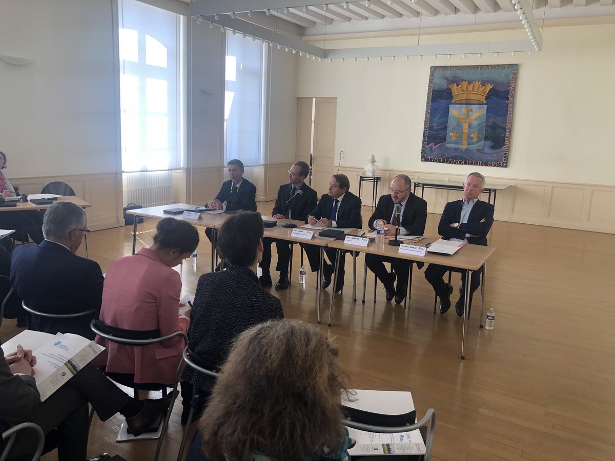 GilAverous's tweet photo. Avec @AndreLaignel et les entreprises de @Chateauroux36 et d’Isssoudun, nous lançons le premier Comité de pilotage du dispositif #TerritoiresdIndustrie 👌🏼🏭 https://t.co/T2wDIBYSvP