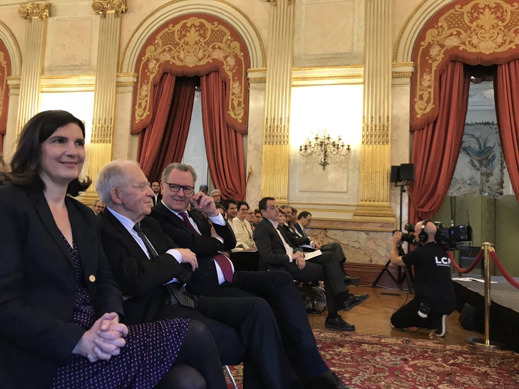 ParisPasRose's tweet photo. @EnMarche78 @AgnesCerighelli @le_Parisien @LePoint @LEXPRESS @courrierdesyvel @touteslesnouvel @78actu N'accusez pas d'abord la presse parce qu'à l'@AssembleeNat ni les députés ni même leur président n'ont été prévenus que cette mythomane était à fuir comme la peste.
Regardez comme au #JLP2019 ce samedi @AgnesCerighelli jubilait d'être quasiment sur les genoux de @RichardFerrand. https://t.co/9qp6PwKkpO