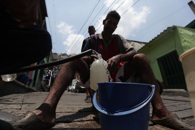 DolarToday's tweet photo. ¡DURA REALIDAD! Caracas padece la negligencia chavista: Seis días lleva la capital sin una gota de agua potable  -► https://t.co/T27uG0H2qk https://t.co/JoNkpDJtrO