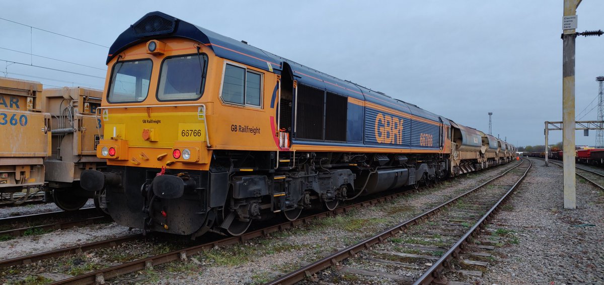 TheTrainDriver's tweet photo. 66766 after arriving at Bescot this morning on 6G50 from Wembley after an overnight possession, the first train to arrive after @GBRailfreight took control of the yard today. https://t.co/3TsnXQ4N2e