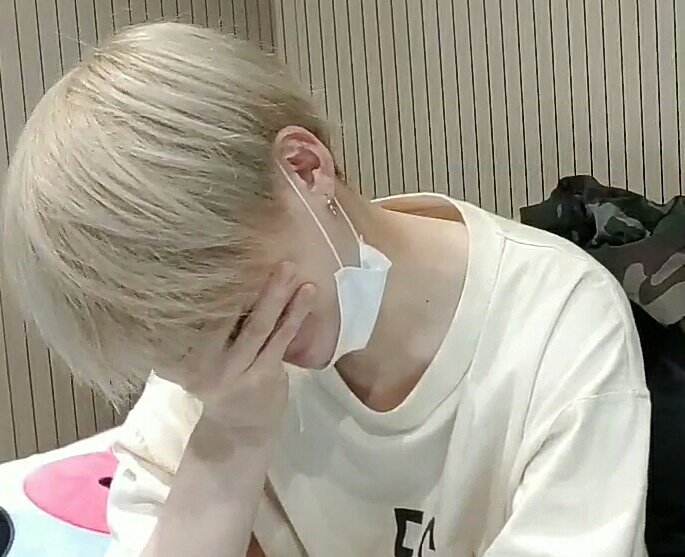 ggeuknim's tweet photo. LOOK AT THEM FAKE CRYING, WE REALLY HAVE DONE APRIL FOOLS..... https://t.co/LkJ7RFDech