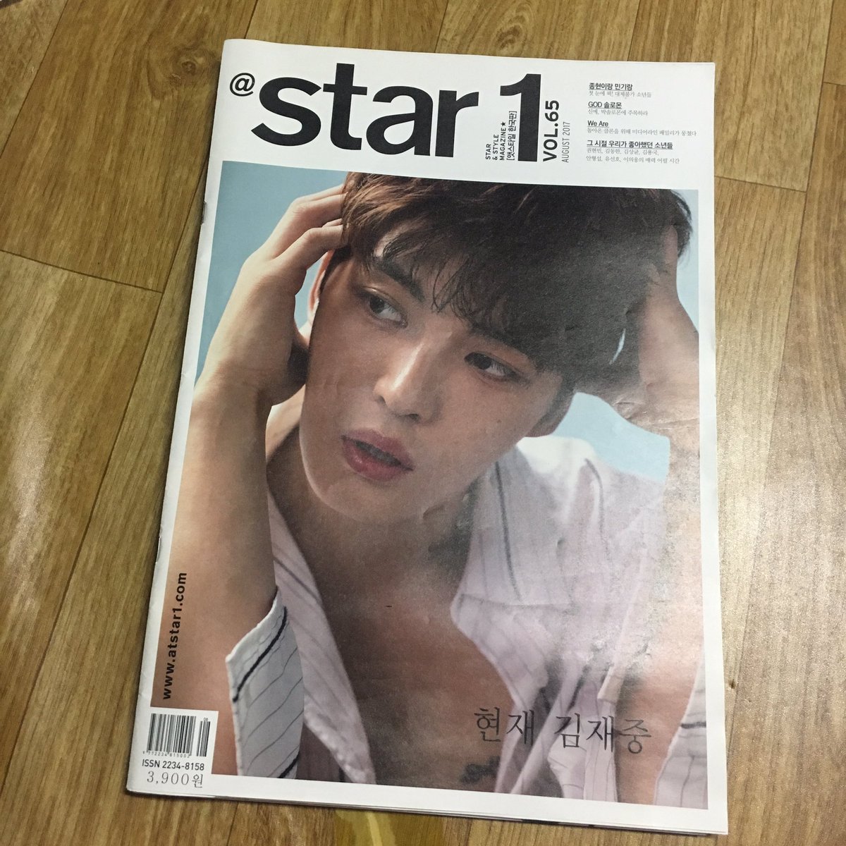 cv49436163's tweet photo. 뉴이스트 종현이랑 민기랑 2017년8월 앳스타일 2000원 판매합니다 착불 https://t.co/zKvuXaNiMI