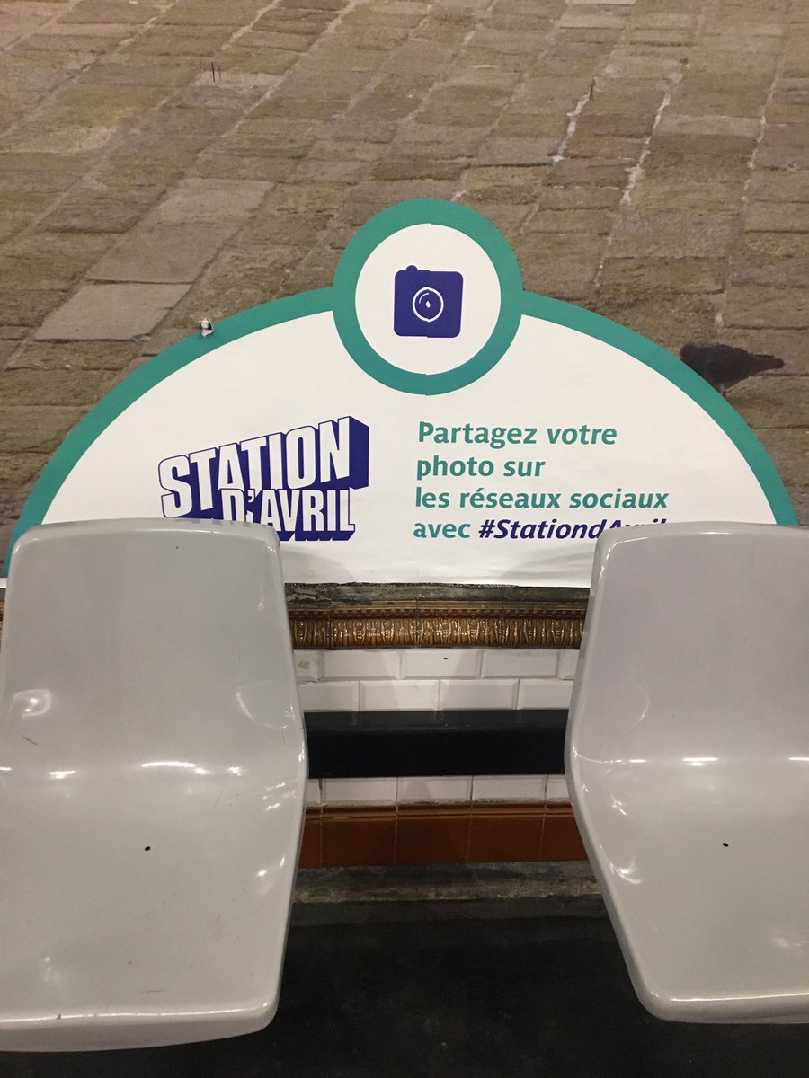 EmmaOldn's tweet photo. Fidèle au rendez-vous du #1erAvril 🐠, la #RATP invite les voyageurs à se prendre en selfie devant différentes destinations de rêve #StationdAvril 🤳🏻 https://t.co/brK6evBKqn