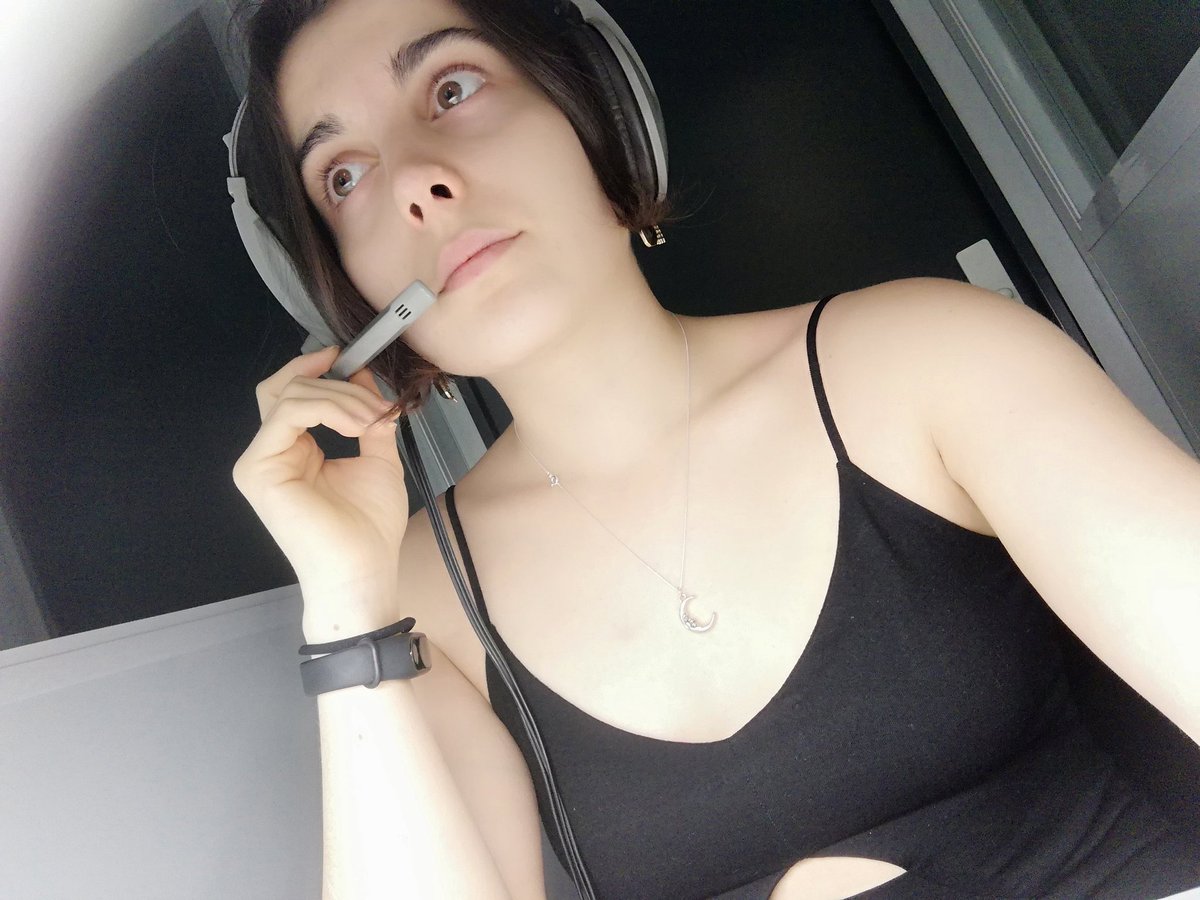 DoruWuWei's tweet image. Esta era mi cara antes de la prueba de interpretación simultánea de hoy. La segunda está oscura porque apagué la luz de la cabina para que no me vieran panickear desde fuera 🌸✨ #TranslationProblems