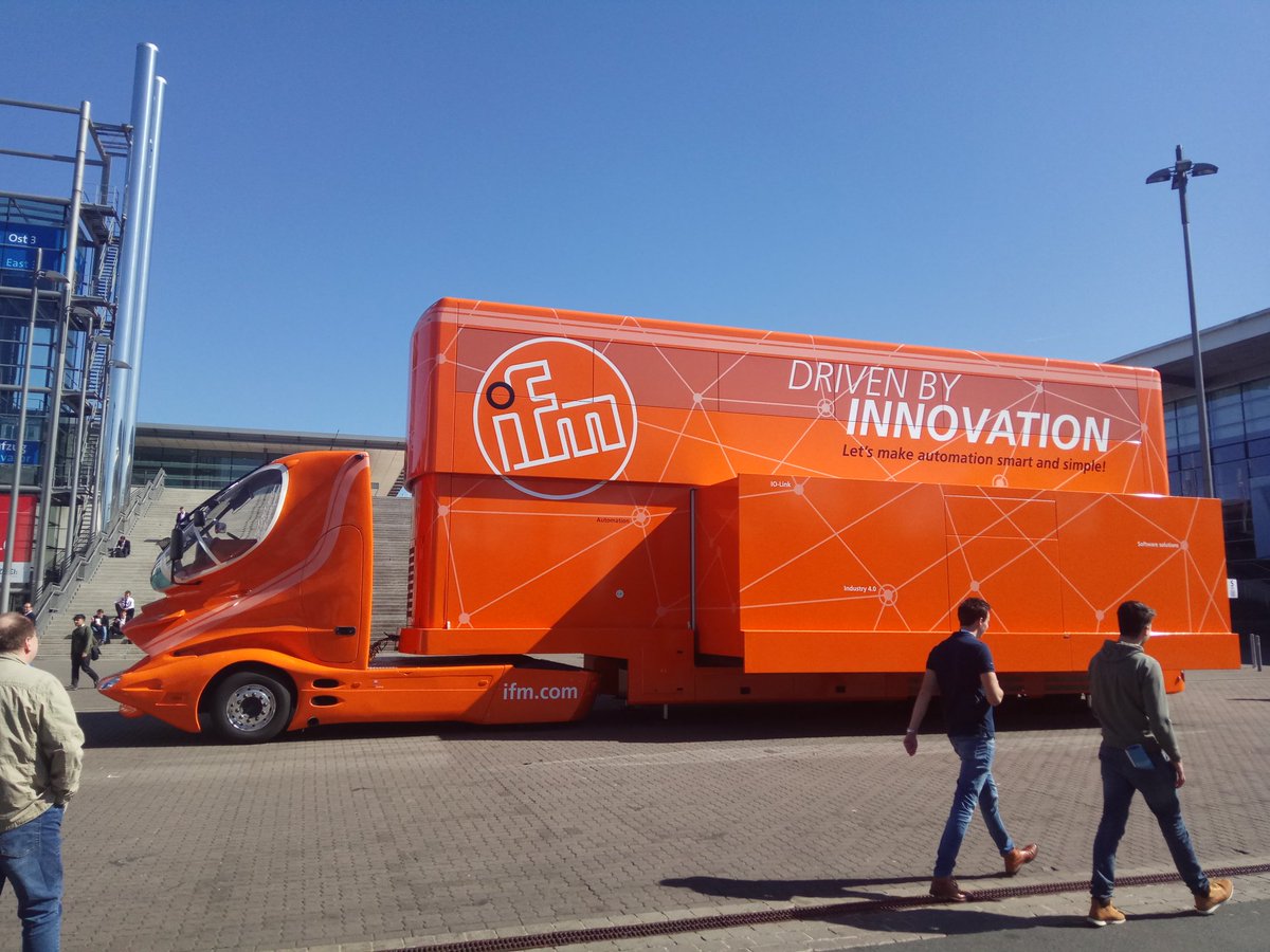 DirkSchaar's tweet photo. What is there to discover in this beautiful truck? Anyone who wants to know should come to Hall 9 at the Hannover Messe. It's worth a visit! @hannover_messe #hm19 @ifmelectronic @ifmelectronicde #vfv19 https://t.co/2dy4p5f8lF