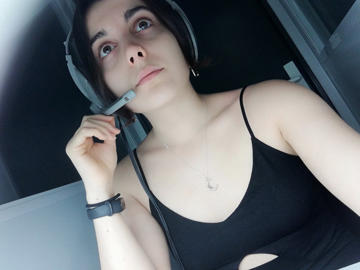 DoruWuWei's tweet image. Esta era mi cara antes de la prueba de interpretación simultánea de hoy. La segunda está oscura porque apagué la luz de la cabina para que no me vieran panickear desde fuera 🌸✨ #TranslationProblems