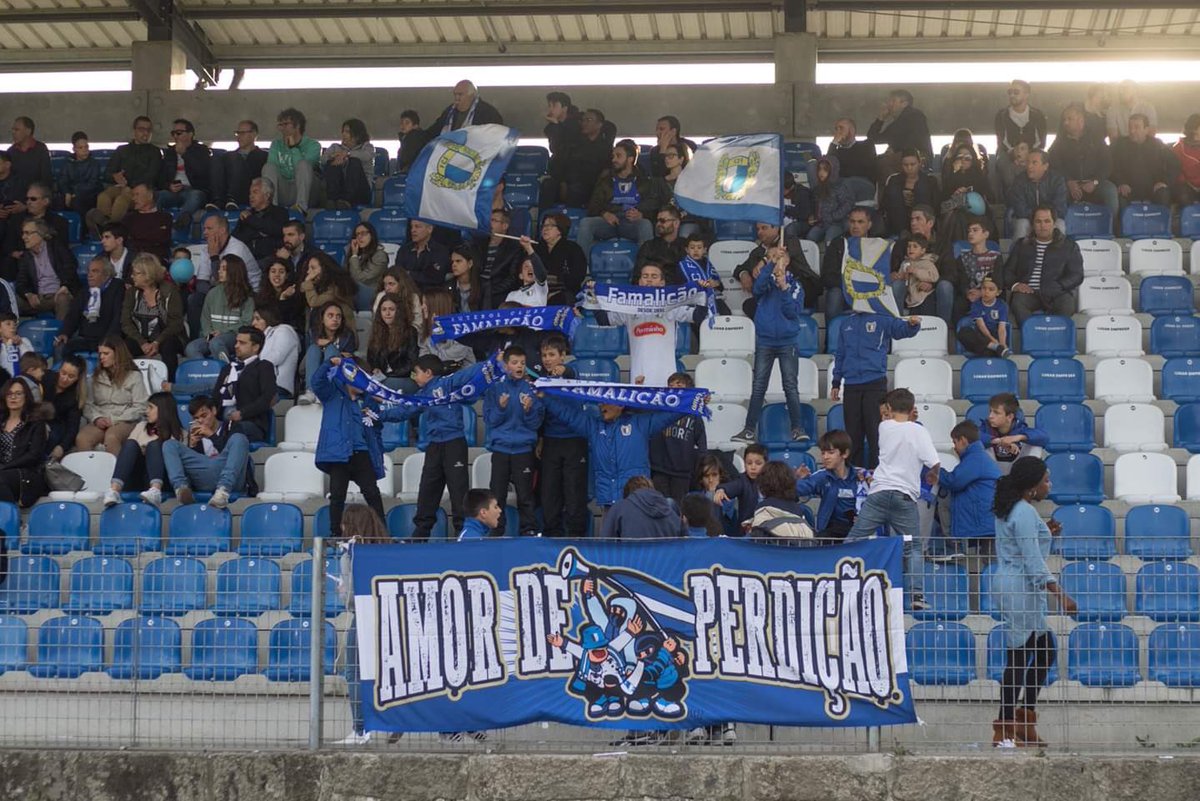 JoanaSilvaaa30's tweet photo. Representam o Futebol Clube de Famalicão dentro das quatro linhas e apoiam o clube fora delas! Os Sub-12 passaram a ser os MiniBoys na bancada do Famalicão 💙💙 #amordeperdicao #miniboys https://t.co/m8vykmHo46