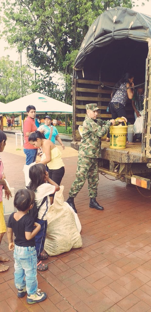 Ejercito_Div4's tweet photo. #FelizLunes La realización del Mercado Chagrero en Mitú, #Vaupés, contó con el apoyo de los soldados de la #Brigada31 del @COL_EJERCITO en la organización y acompañamiento. La actividad contó con buena participación de los habitantes de la región. #HorusEsProgreso https://t.co/l11LPwqtay