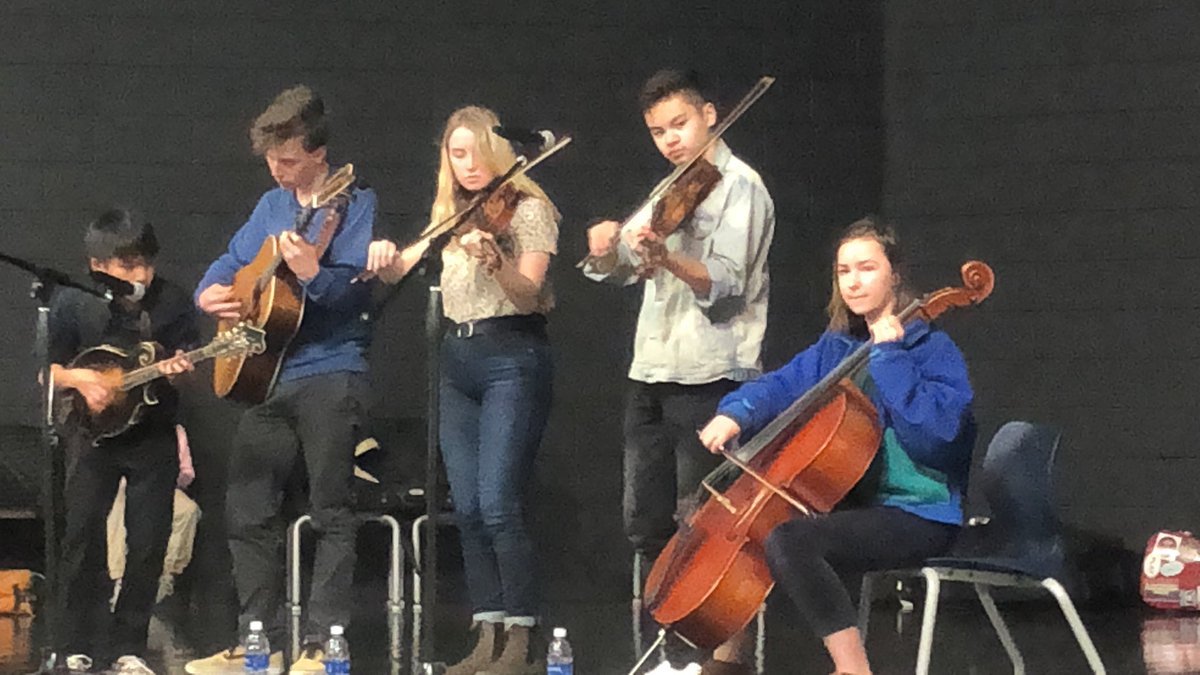 johnson4MVES's tweet photo. This WV girl is in heaven. Amazing youth from CA playing some down home bluegrass! 🎻🎶 https://t.co/L5ZES8w3ly