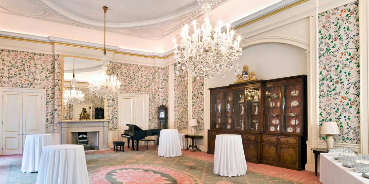 Floral, chic, and complete with a grand piano. Perfect for your next special occasion #LiveryHall #LondonVenues #BespokeEvents #FindAVenue  ow.ly/R4po30ogLs3