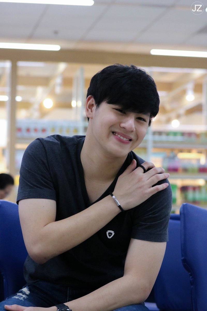 JZSNAP's tweet photo. หมั่นเขี้ยว ว ว ว ว #Pluem_Purim #อยากเจอปลื้มให้มาเดินเล่นที่สนามบิน #PluemPurim https://t.co/v7MAw16usn