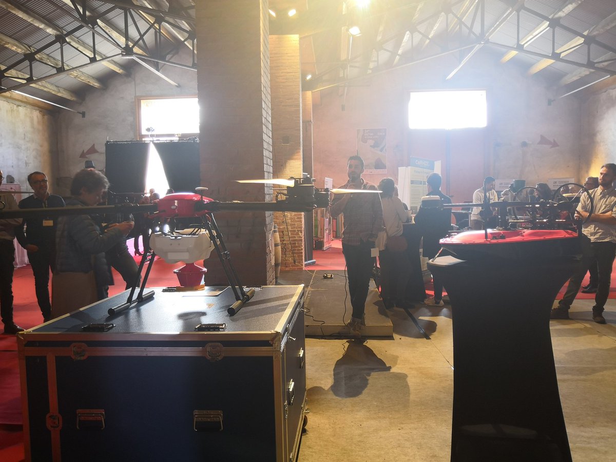 La_Melee's tweet photo. .@vivadour et Ovalie Innovation présentent deux des drônes facilitant l'activité des exploitants !
#agritech #Auch #FA2D https://t.co/xY5HKwXBpJ