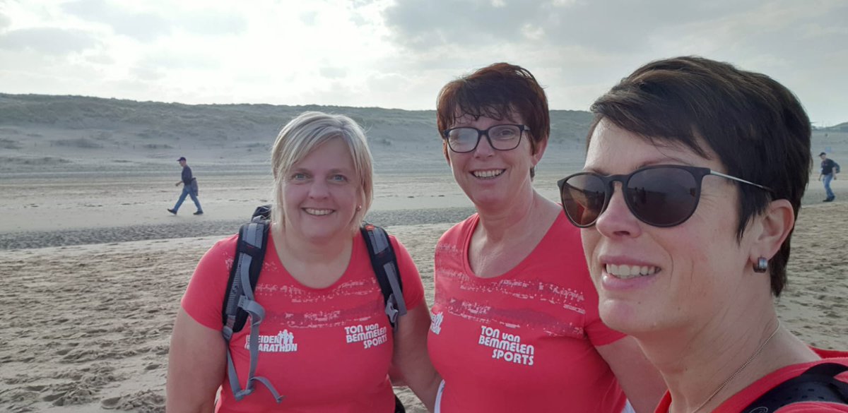 WandelLeidenMar's tweet photo. Ons promotieteam heeft genoten afgelopen zaterdag tijdens de @30vanzandvoort. Wat een prachtige wandeling met heerlijk weer. Een goede training voor onze eigen Wandelen met Ton van Bemmelen Sports op zaterdag 18 mei @tvbsports @LeidenMarathon #LM19. https://t.co/g7xVCkdjGj
