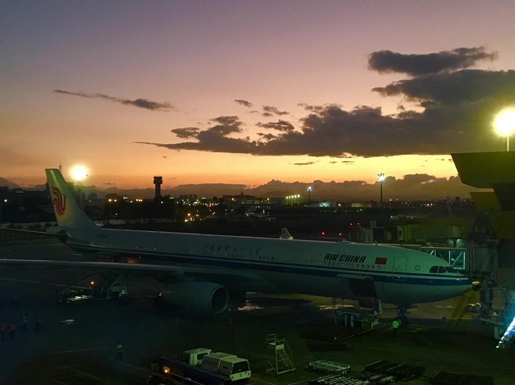 1/2 way there! Early morning start Manila to #Auckland.... looking forward to 4 weeks in #NZ ! #morning #airport #travel #sunrise #easterholidays