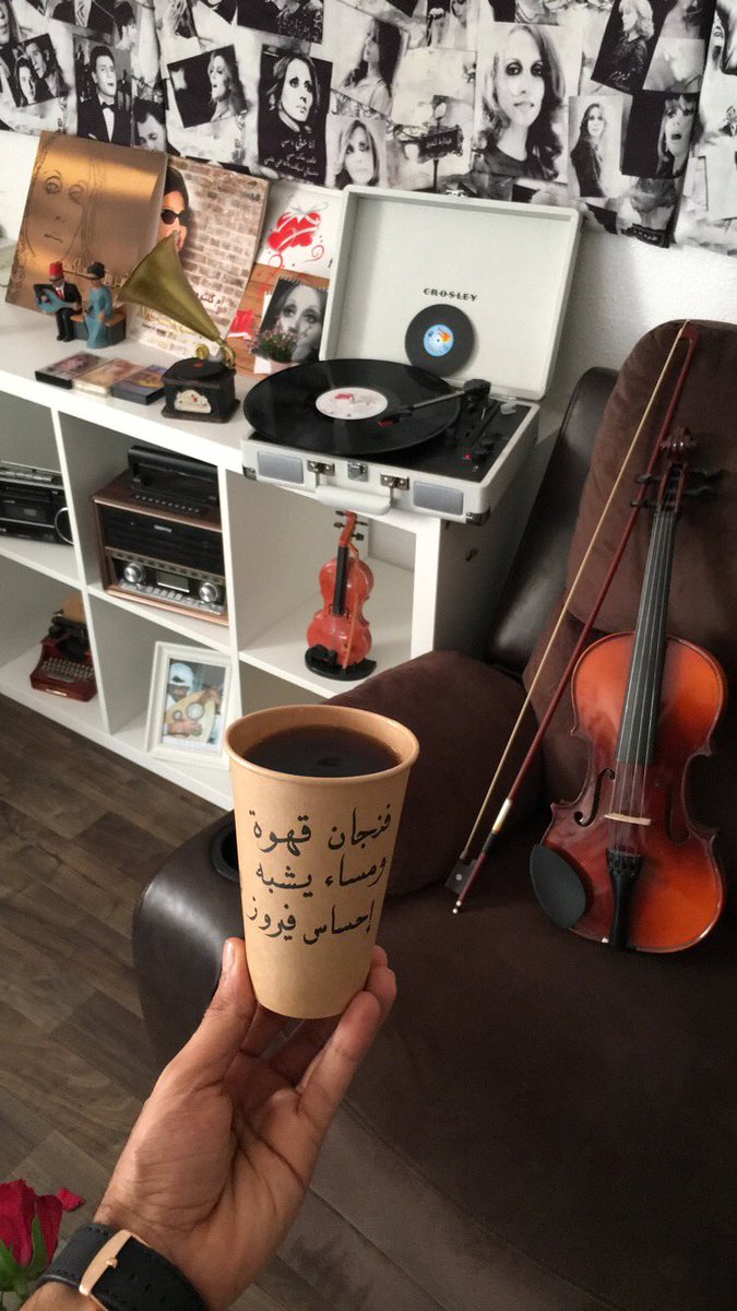 _m4nb_'s tweet photo. مغرم بتفاصيلي كُوب قهوتي غُرفتي الهادية ، و ورد وموسيقى 🎻☕️ https://t.co/kLdDGhzZJx
