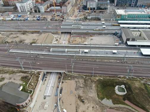 Imposanter Blick von oben: Auf der Tunnelbaustelle in #Magdeburg wird jetzt in beiden Röhren gegraben. Außerdem liegen schon die Gleise für die Straßenbahnen der <a href="/mvbnet/">MVB - Magdeburger Verkehrsbetriebe</a>. volksstimme.de/lokal/magdebur…