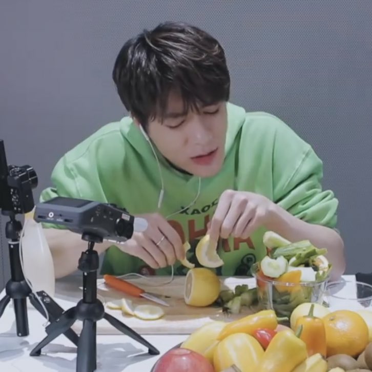 karmagotmyback's tweet photo. พี่เอาไรให้โน่กิน!!!!!!!!!!!! https://t.co/lJthOE6mwi