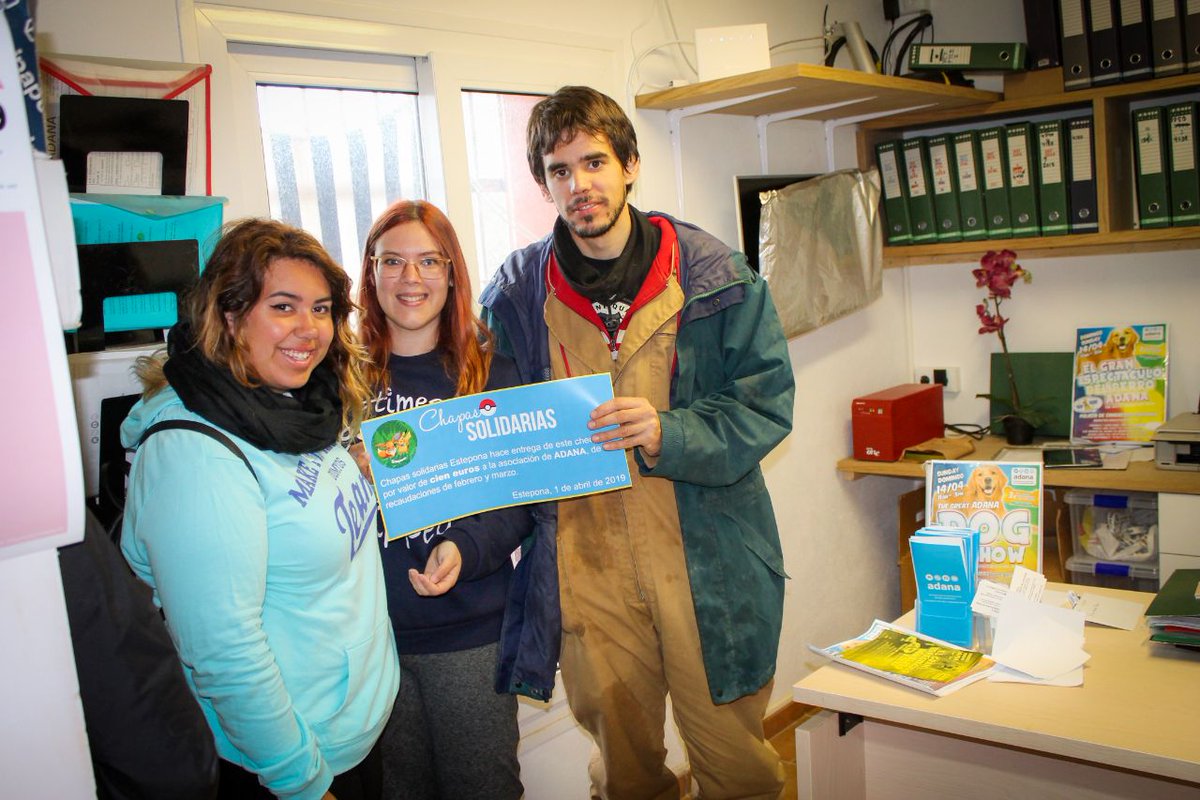 ChapaSolidarias's tweet photo. Los jugadores de pokémon Go de Estepona comienzan su andadura en el proyecto de chapas solidarias consiguiendo una donación de 100€ para @ADANAEstepona
#chapassolidarias #PokemonGO https://t.co/1UXvIHTdKX