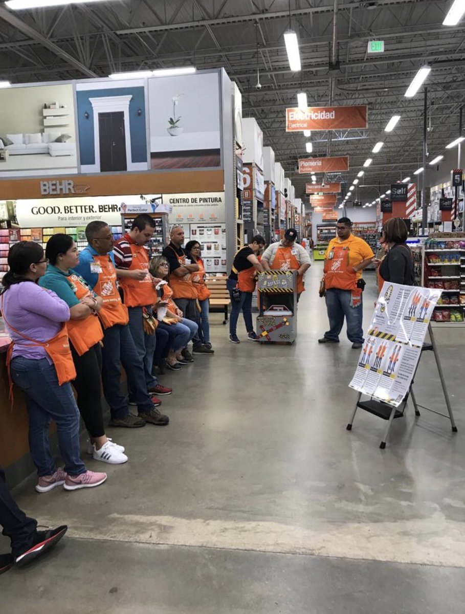 ReinaldoAviles5's tweet photo. Store# 6412  AM huddle, starting the day  promoting safe enviroment and safe work technics . Thank you team!! https://t.co/OTy9hyOKQn