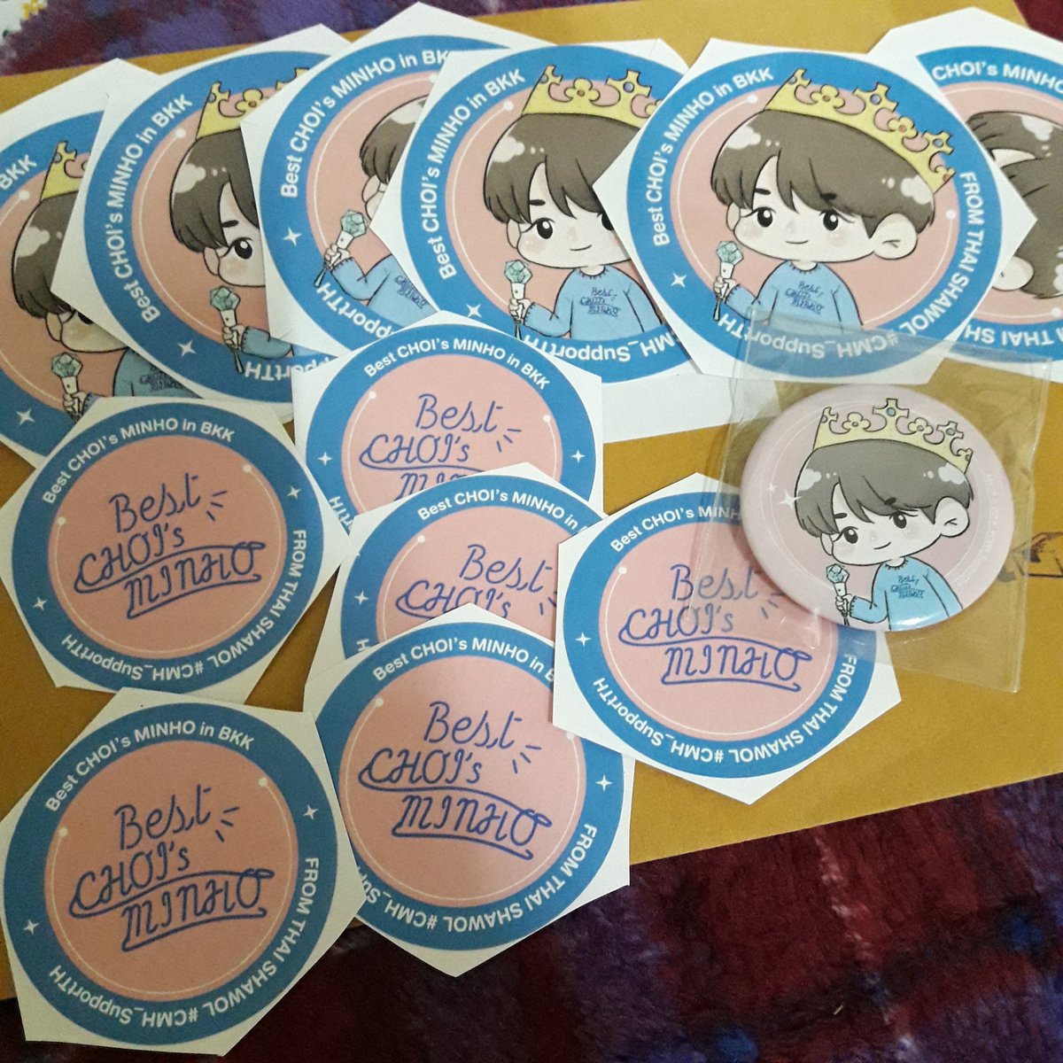 pailiwshining's tweet photo. ได้รับของแล้วนะคะมีแถมสติกเกอร์มาให้ด้วยเยอะมากแงㅠㅠ อยากขอบคุณแอดมินและทีมโปรเจคทุกคนเลยนะคะที่เป็นตัวแทนพวกเราทำงานกันอย่างหนักเพื่อสร้างความทรงจำดีๆให้กับมินโฮและชนว.ไทย เราจะไม่ลืมช่วงเวลานี้เลยค่ะ ขอบคุณมากๆเลยนะคะขอบคุณจริงๆ💙 #CMH_SupportTH @staywith1209 @Minho_Thailand https://t.co/GwurbQ8rMy