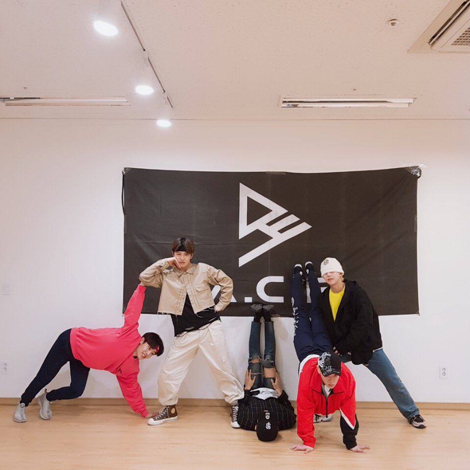 official_ACE7's tweet photo. [#제대리_NEWS]  'A.C.E 빨리 초이스 만나고 싶어...' 빨리 만나요.
#new연습실
#ㅋㅂㅇㅅ
#ㄷㅇㅈㅇㄹㄷㅇㅈ
#기대하시랏헿 https://t.co/5rnhqUZ4Xn