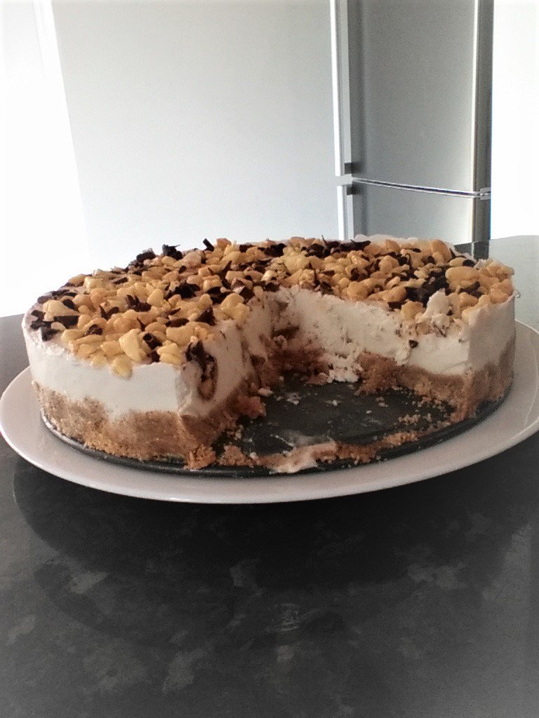 DeanColeWriter's tweet photo. Isn't this honeycomb cheesecake I made pretty?  Yes, it's all vegan, even the honeycomb #vegan #cake #cheesecake #dietover 🥮 https://t.co/lf03PvrQi4