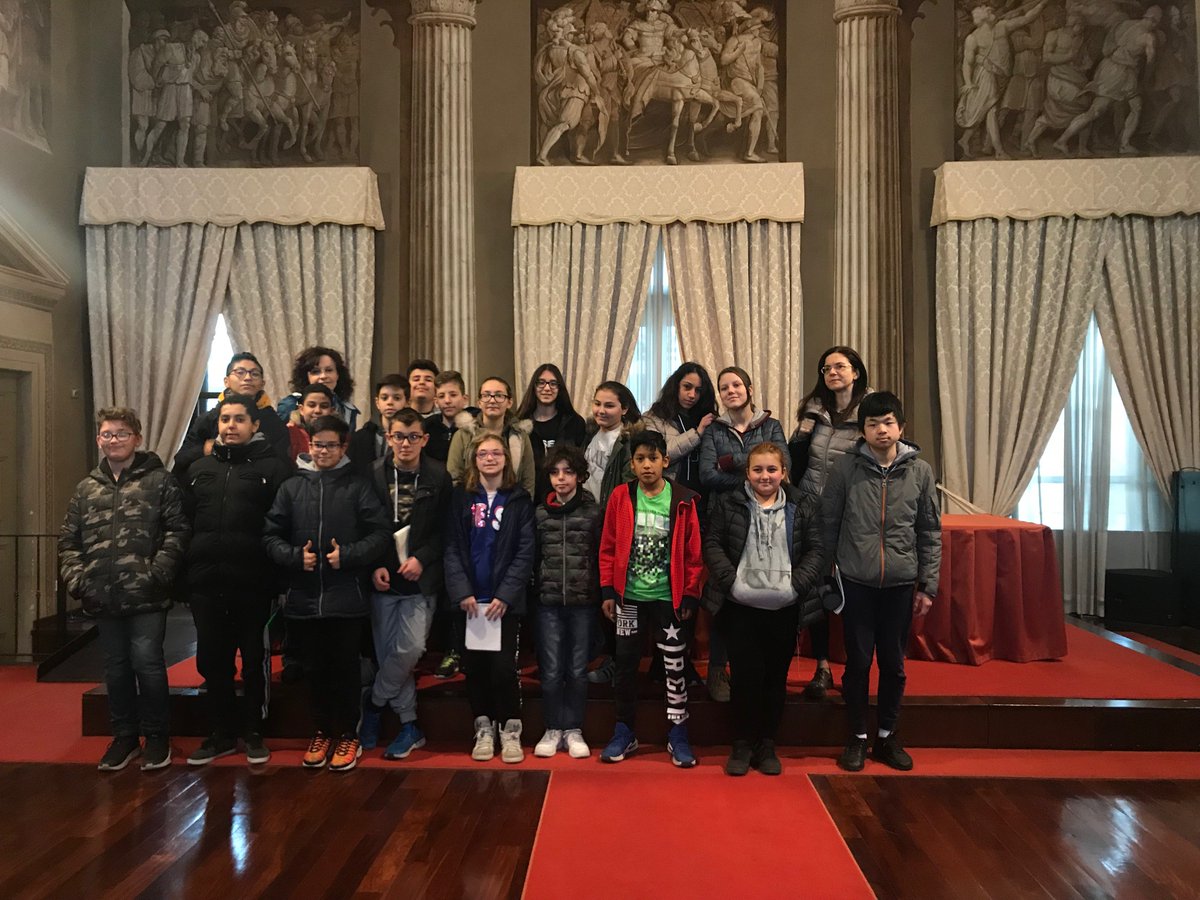 comunecb's tweet photo. Grande partecipazione da parte degli alunni delle scuole primarie e secondarie di #CiniselloBalsamo, che nelle scorse settimane, attraverso #visite #guidate, hanno ammirato le bellezze di villa Ghirlanda Silva e riscoperto un senso di appartenenza legato ai beni locali. https://t.co/jbc4EplaXO