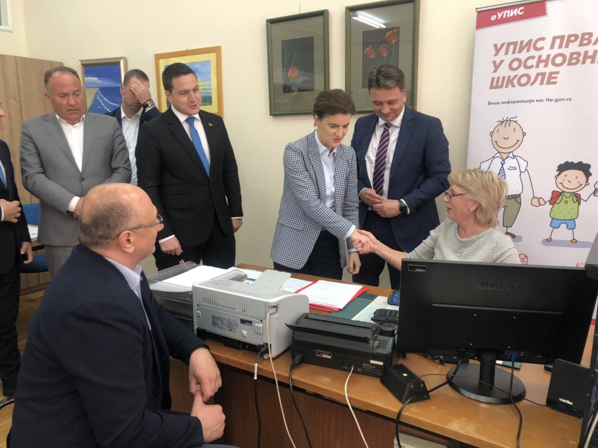 kancelarijaITE's tweet photo. Od danas pojednostavljen upis u prvi razred osnovne škole zahvaljujući #eUpis . Roditelji više ne moraju da donose izvod iz matične knjige rođenih i potvrdu o prebivalištu, već svaka od 1229 škola ta dokumenta pribavlja po službenoj dužnosti. #DigitalizujemoSrbiju https://t.co/cHAVmmtV4V