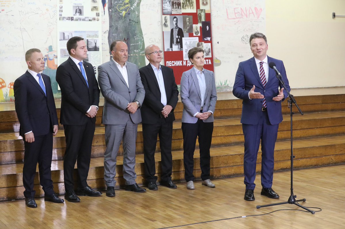 kancelarijaITE's tweet photo. #eUpis počeo je sa radom jutros i do sad je upisano više od 1500 đaka. Ovaj informacioni sistem štedi roditeljima 150.000 sati čekanja u redovima tj. više od 50 miliona dinara. #KancelarijaITE https://t.co/Khs1uIxGmy