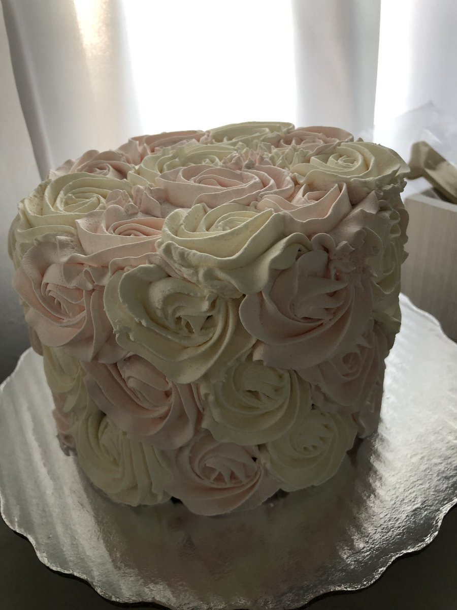 Mamdescubreelm2's tweet photo. El pastel del smash cake es especial para Isa, sin lácteos (sin leche, ni mantequilla) y con claras de huevo reducido en azúcar, se le realizaron azúcares reductores indicando que no absorbe la lactosa y de más, pero estaba delicioso y lo disfruto! #cakelab https://t.co/c4XJXjsXAn