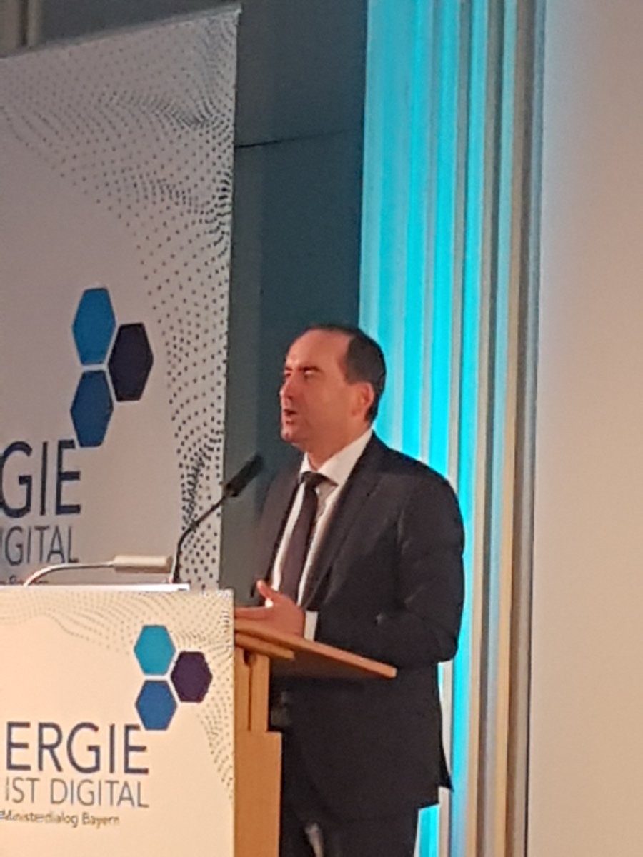 EgonWestphal's tweet photo. Mit u.a. StM @HubertAiwanger &amp; Prof. Dr. Bieberbach beim #Csells #Ministerdialog. Die #Energiezukunft ist digital &amp; dezentral - mittendrin der #Flexumer, der eigenen Strom flexibel für Wärme/Verkehr einsetzt &amp; speichert #energieistdigital #FfE #Bayernwerk https://t.co/w4U0C72uCO