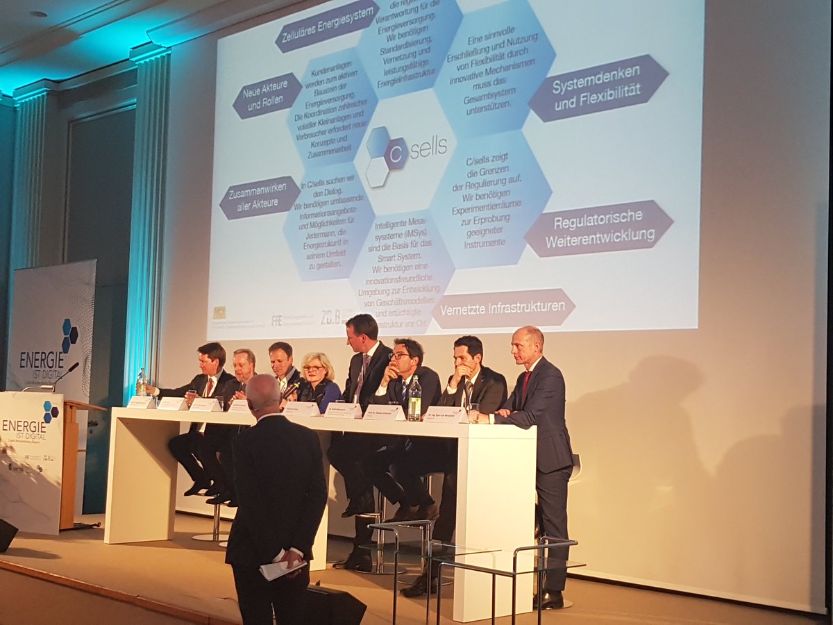 Mit u.a. StM <a href="/HubertAiwanger/">Hubert Aiwanger</a> &amp; Prof. Dr. Bieberbach beim #Csells #Ministerdialog. Die #Energiezukunft ist digital &amp; dezentral - mittendrin der #Flexumer, der eigenen Strom flexibel für Wärme/Verkehr einsetzt &amp; speichert #energieistdigital #FfE #Bayernwerk