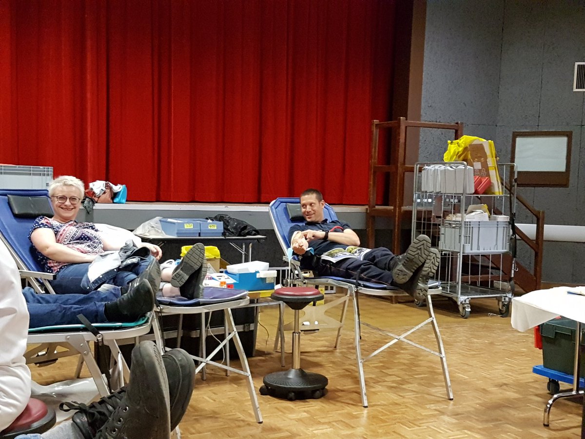 pompiers36's tweet photo. Les @pompiers36 sont présents pour @EFS_dondesang Déols @Chateauroux36 @Indre36 https://t.co/0hPPT4vwBE