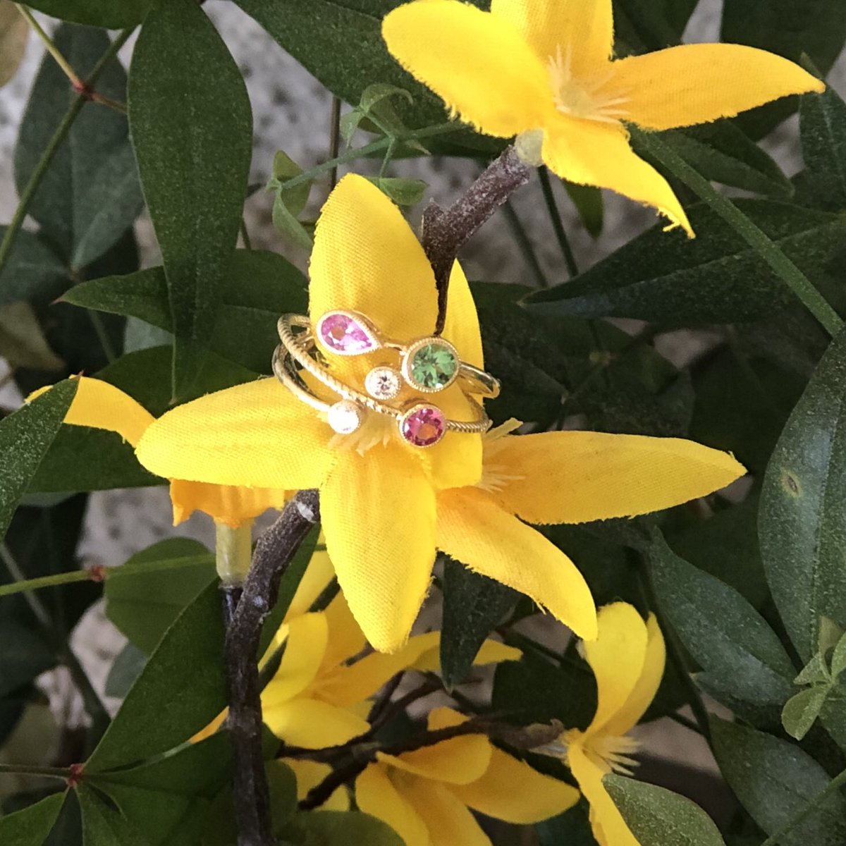 vaughans_1949's tweet photo. We are loving this NEW contemporary crossover ring from @simongjewelry for SPRING! 🌸💍Style No: LR2414 #SimonG #SimonGJewelry #18k #CommittedWithSimonG https://t.co/tBNBZKu01X