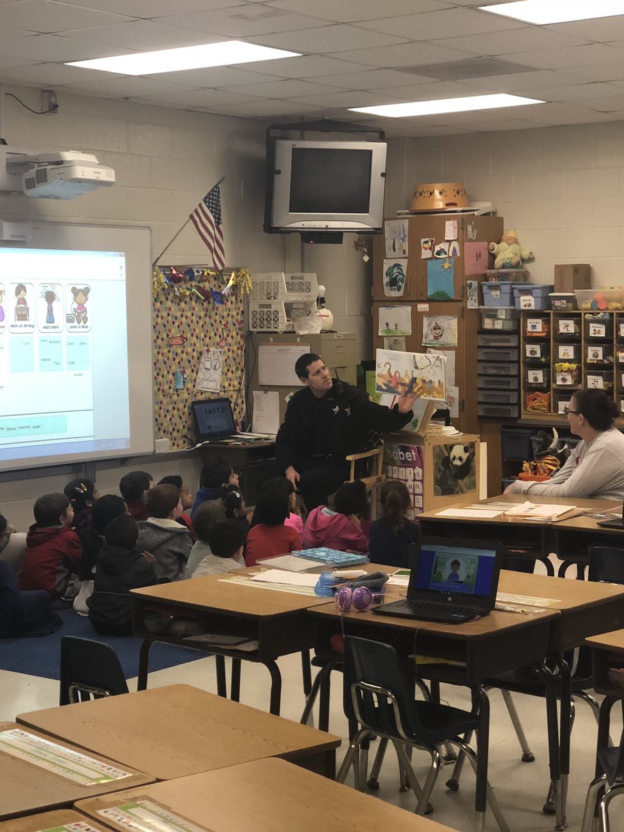 smith_station's tweet photo. Thank you Deputy Young for taking the time and reading to our students! @SpotsySheriff #SSESsharks @SpotsySchools https://t.co/BUbvKOU4XO