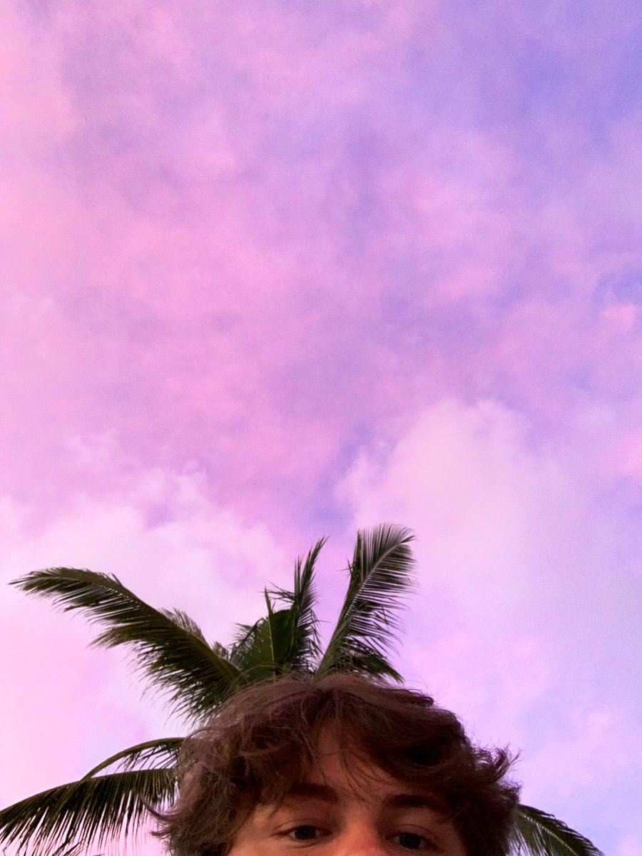 KaylaAnders0n's tweet photo. someone tell me why my husband looks like a pineapple in this pic 😂😂😂😂 https://t.co/6xHIL85cNF
