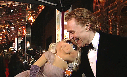 ErmaScott3335's tweet photo. @HiddlestonSpam A favorite interview on the red carpet. #Hiddlesjokes #HiddlestonSpam #TeamTomHiddleston https://t.co/NQhw1i2w9n
