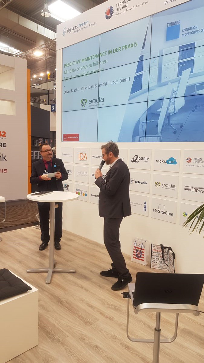 eodaGmbH's tweet photo. Gerade auf der Bühne: @OliverBracht zum Thema „#PredictiveMaintenance in der Praxis - Mit #DataScience zu höheren Maschinenverfügbarkeiten“ 🎊🤓 Vortrag verpasst? Am Freitag um 13.00 Uhr habt Ihr erneut die Gelegenheit ⏰ #DataScience #HM19 https://t.co/Li5Etafxk2