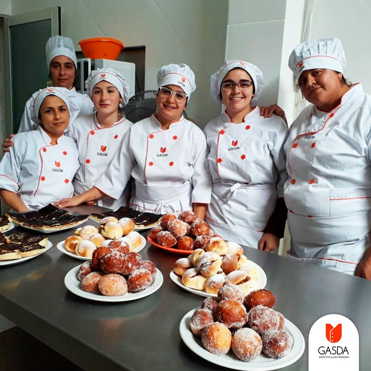 InstitutoGasda's tweet photo. ¡#BuenLunes! ¿Vieron lo que son estas preparaciones?🤤🤤
Las alumnas de #PasteleríaProfesional demostrando toda su calidad🙌

#SomosGASDA 📲 https://t.co/9arvXA8CgD https://t.co/kR3jHsxDyY
