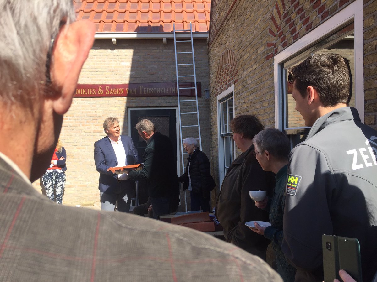 Vandaag opende wethouder Sietze Haringa het nieuwe #ZEP-panelendak van het #Behoudenhuys op #Terschelling . #zonnepanelen die er uitzien als rode dakpannen. #duurzaam en #passend bij de omgeving.