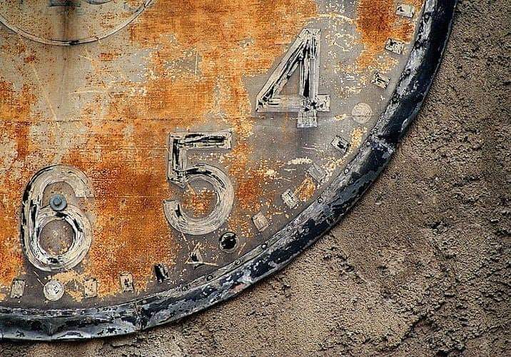 " في الجنة .. ليس ثمَّة عقارب للساعة ..
الزمن سيتوقف !
سيكون الخلود لما ﻻ نهاية .. بقاءً سرمدياً في نعيم مقيم "..