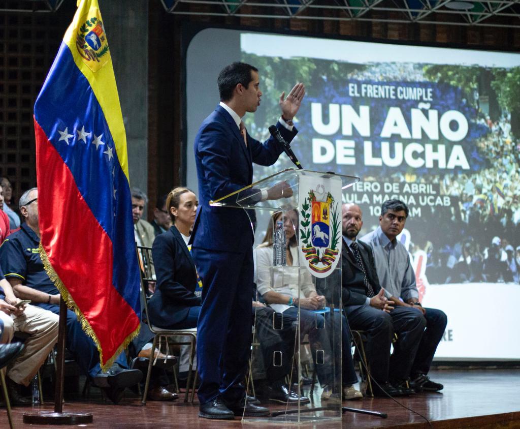 jguaido's tweet image. No puede hablarse de racionamiento porque el régimen no tiene control sobre el problema, lo que hay es corrupción e incapacidad. 

En lugar de resolver la tragedia, persiguieron a los trabajadores de Corpoelec y a nuestro entorno. 

#SeguimosDeFrente