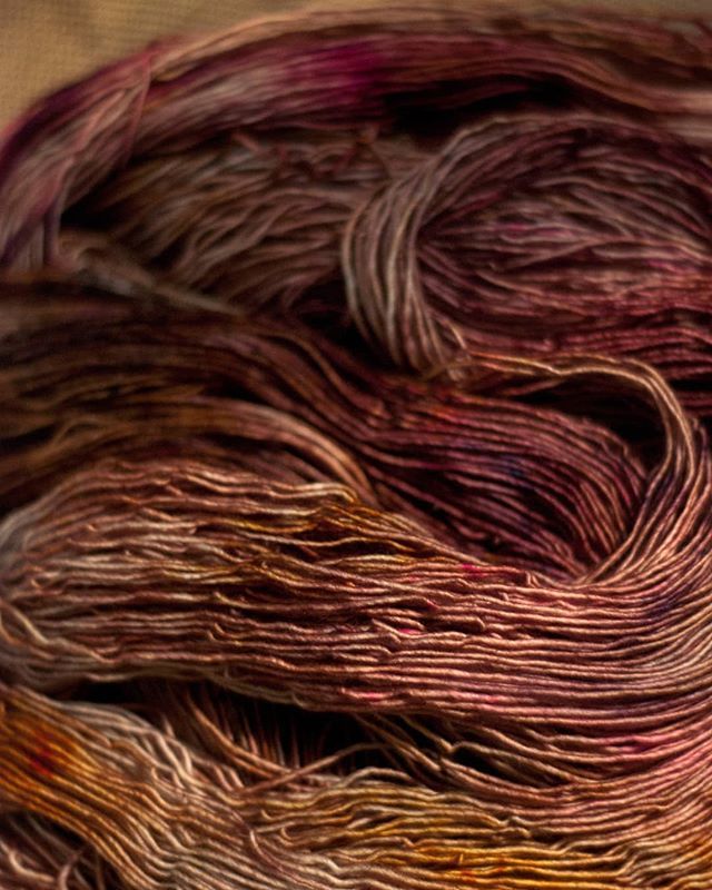 Joyarna's tweet photo. Clocks go forward = I get home during golden hour 😍
So, time for some yarn porn.
#biffsugaryarns #yarnscape #fiberphotography #yarnography #yarnlove #yarnporn #yarnaddict #yarnspaghetti #merinosingles #specklesaresohotrightnow #handdyedyarn #yarnfr… https://t.co/lOI83eDuYh https://t.co/pgSMjDGfLK