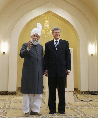 anserdaud's tweet photo. A @McMasterU course highlights @AhmadiyyaCanada's beautiful Baitun Nur Mosque in Calgary.
It is Canada's largest mosque, inaugurated in 2008 by the Caliph, His Holiness Hazrat Mirza Masroor Ahmad (pictured with then-PM @StephenHarper).
#CaliphInCanada #Ahmadiyya https://t.co/lwrTumT0vf