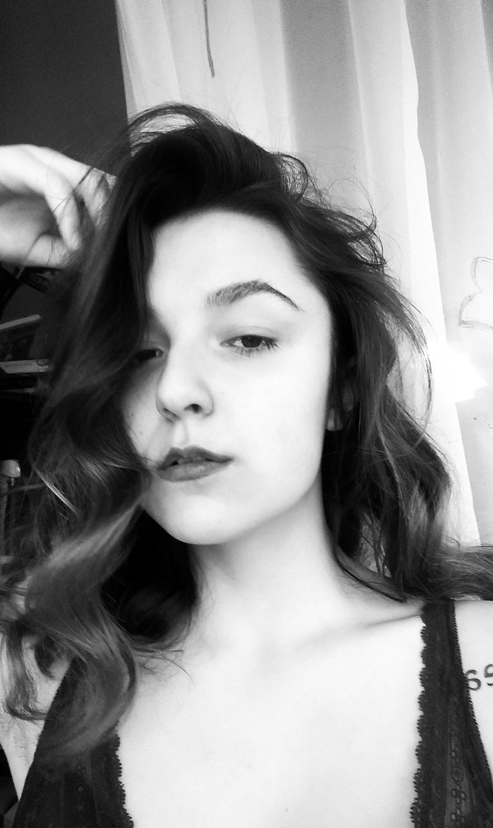 fallingfore's tweet image. ✨tell me nothing lasts, like i don't know✨

vintage vibes or something like that 

happy tuesday💞

{#tuesdayselfie
@EthanDolan @GraysonDolan}