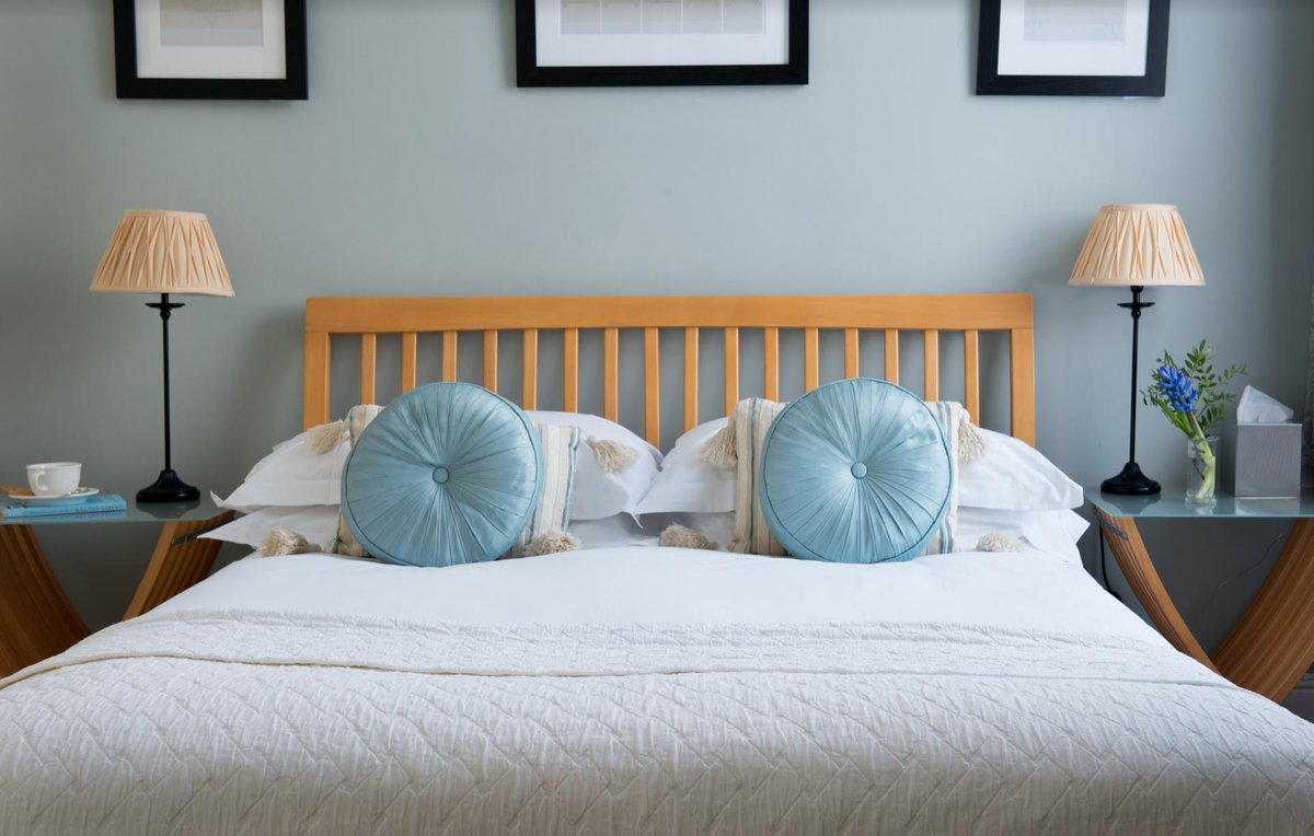 ClaremontHove's tweet photo. Hello #BrightonHour! We offer eleven generously sized #hotel #guest rooms, including three #deluxe β two with luxury four #posterbeds β plus two #superior doubles, three classic doubles and three #stylish singles. Book your stay:
https://t.co/bsInlTHvOv
#Luxury #Hotel #Hove https://t.co/CAey2VffjA
