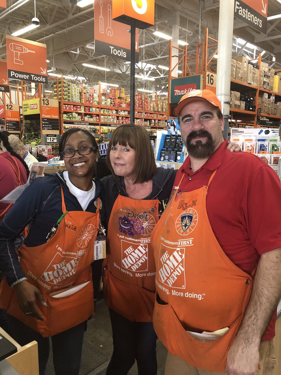 Ericcorrrea01's tweet photo. Great job Debbie!  100% cashier friendliness with the highest VOC response rate last week!!! #g2g #D52Elite 💎 @Chuck_Carolus https://t.co/FTPVt97Hff