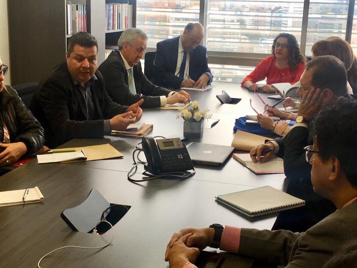 MintrabajoCol's tweet photo. Viceministro de Relaciones Laborales  Carlos Alberto @Baena realizó una mesa de trabajo con Universidad Col. Mayor de Cundinamarca y los sindicatos Asounicol Sintraunicol, Asucolmayor y ASPU, para impulsar el avance en el proceso de negociación entre las partes.

#TrabajoDecente https://t.co/NHhe10SoXU