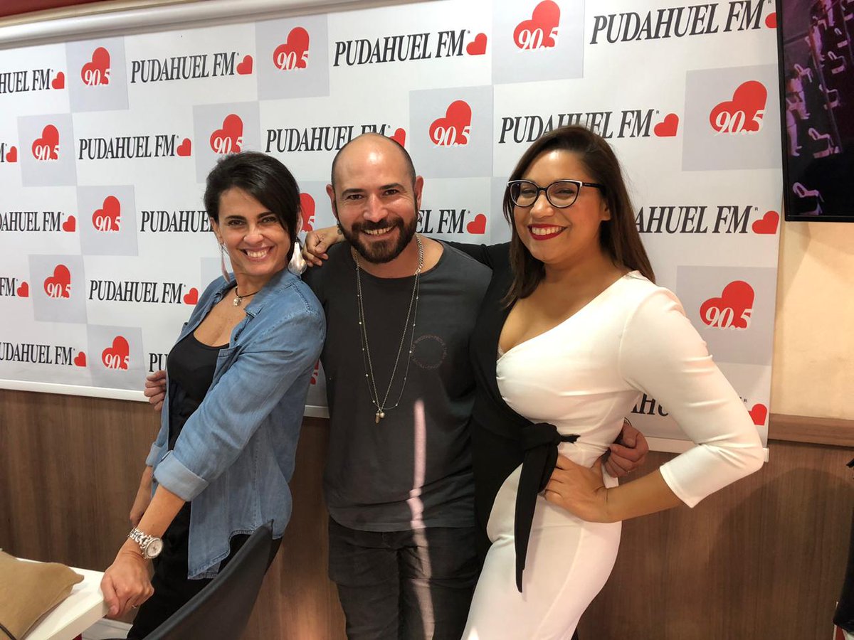RadioPudahuel's tweet photo. Ya estamos al aire con #Devajot en las #MuñecasPudahuel llámanos al 223812020-21-22...además envíanos tus audios, COMENTARIOS Y BUENA ONDA AL +56 9 94505122 y no te olvides @claudiasaezh_ @Siliconvalle @devajot y recuerda visitar https://t.co/F6FaNDC0Kn https://t.co/grDYIsFvEI